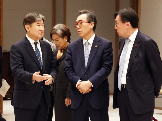 16일 오후 서울 용산 대통령실에서 열린 '신임 장관, 국정원장, 권익위원장 및 안보실 3차장 임명장 수여식'에 참석한 신임 조태용 국정원장과 조태열 외교부 장관 등 참석자들이 행사 시작 전 대화하고 있다. 대통령실사진기자단