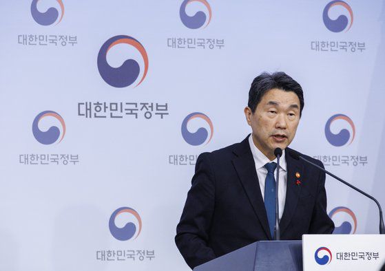 이주호 부총리 겸 교육부 장관이 16일 오후 서울 종로구 정부서울청사 별관에서 열린 초·중등교육법 시행령 일부 개정령안과 관련한 브리핑을 하고 있다. 연합뉴스