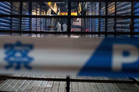 지난 2020년 1월 11일 중국 우한시에서 보건 당국이 화난 수산시장에서 방역 작업을 하고 있다. AFP=연합뉴스