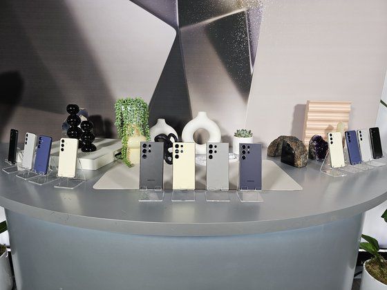 갤럭시S24로 통화하며 스페인어와 영어를 실시간 통역하는 모습. 새너제이=최선을 기자