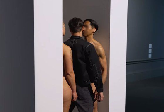 행위예술 작가 마리나 아브라모비치(Marina Abramovich)의 작품 ‘Imponderabilia’(1977)의 일부. 사진 유튜브 캡처