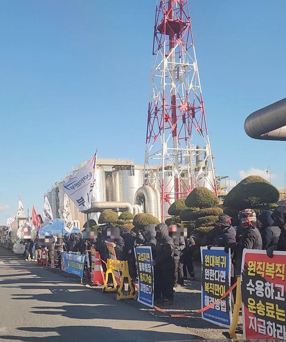 한국알콜산업 내에서 화물연대 조합원인 동료 직원에게 폭행 당한 A씨. 눈 등 얼굴이 크게 다쳐 두달째 병원 치료를 받고 있다. 사진 A씨