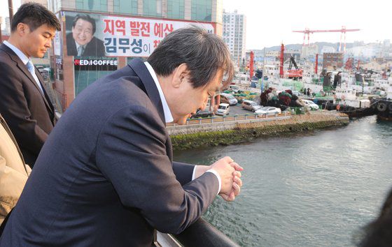 김무성 새누리당 대표가 2016년 3월 24일 오후 부산 영도구 선거사무실 도착한 후 둘러본 후 영도대교에서 생각에 잠겨 있다. 중앙일보