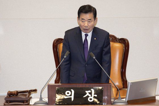 지난 18일 강성희 진보당 의원이 전북 전주 덕진구 한국소리문화의전당 모악당에서 열린 전북특별자치도 출범식에서 윤석열 대통령에게 악수한 뒤 경호원들에게 제지당해 끌려나가는 모습. 연합뉴스