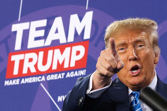 도널드 트럼프 전 미국 대통령이 27일(현지시간) 네바다주 라스베이거스 코커스를 앞두고 유권자들 앞에서 지지 연설을 하고 있다. 로이터=연합뉴스