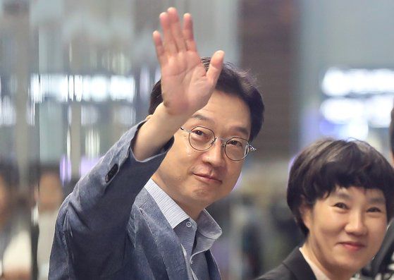 김경수 전 경남도지사와 부인 김정순 씨가 지난해 8월 10일 오전 인천국제공항을 통해 영국 유학길에 오르고 있다. 뉴스1