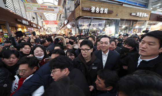 이날 경동시장은 "한동훈"을 연호하는 시민들과 상인들이 모여 북새통을 이뤘다. 경찰은 일부 현장을 통제하고, 한 위원장의 신변을 경호했다. 연합뉴스