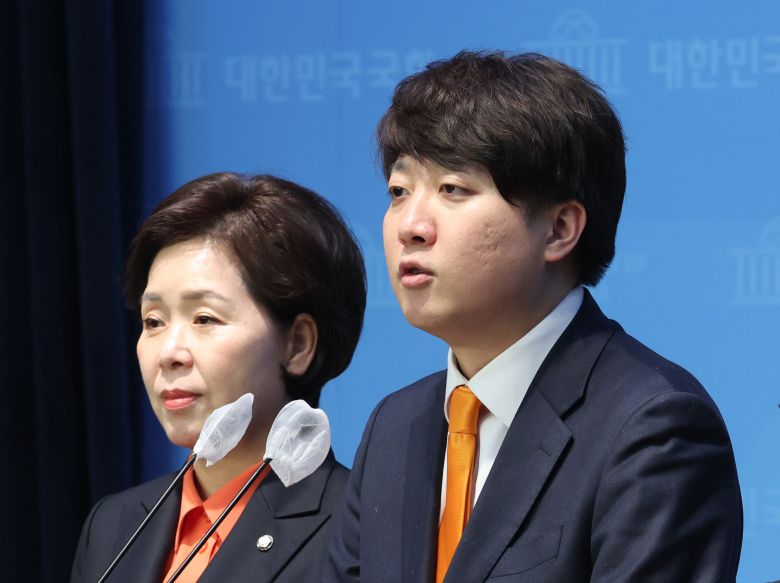 이준석 개혁신당 대표가 5일 서울 여의도 국회 소통관에서 국민의힘의 '서울 확장정책' 관련 기자회견을 하고 있다. 뉴스1