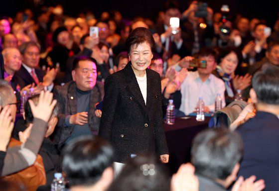 박근혜 전 대통령이 5일 오후 대구 수성구 호텔인터불고에서 열린 도서 '박근혜 회고록 : 어둠을 지나 미래로' 출간 기념회에 입장하고 있다. 김경록 기자