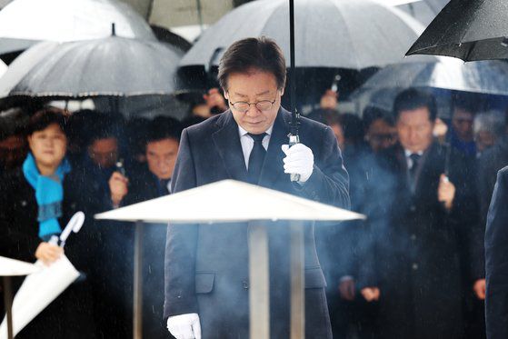 더불어민주당 이재명 대표가 5일 오전 광주 북구 국립 5·18 민주묘지를 참배하고 있다. 이 대표는 참배 직후 긴급 기자회견을 열고 비례대표 배분 방식을 준연동형으로 유지하겠다고 밝혔다. 연합뉴스