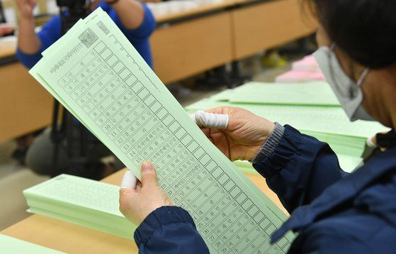 2020년 4월 7일 오전 서울 영등포구 선거관리위원회에서 관계자들이 제21대 국회의원 선거 비례대표 투표 용지를 검수하고 있다. 뉴스1