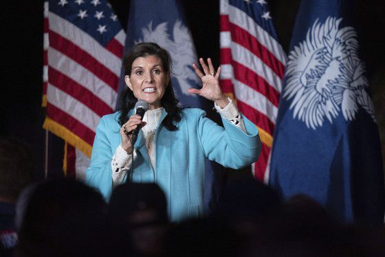 니키 헤일리 전 사우스캐롤라이나 주지사가 4일(현지시간) 사우스캐롤라이나 찰스톤에서 유세를 이어가고 있다. AP=연합뉴스