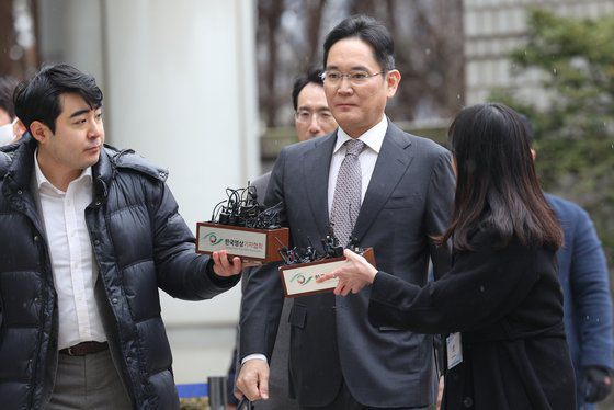 이재용 삼성전자 회장이 5일 오후 서울 서초구 서울중앙지방법원에서 열린 회계부정·부당합병 관련 1심 선고 공판에 출석하고 있다. 이날 서울중앙지법 형사합의25-2부(부장판사 박정제)는 이 회장에 대해 “이 사건 공소 사실 모두 범죄의 증명이 없다”며 무죄를 선고했다. 뉴스1