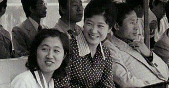 1974년 제1회 새마음 제전에 참석한 최서원씨(왼쪽부터)와 박근혜 전 대통령, 이명박 전 대통령. 사진 국가자료원