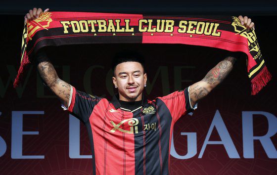 서울 머플러를 펼쳐 보이는 제시 린가드. 연합뉴스