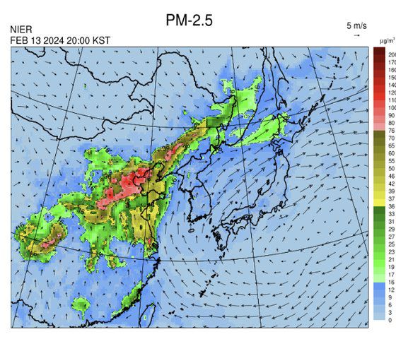 대기질통합예보센터가 예측하는 13일 오후 8시 한반도 주변 초미세먼지 농도 상태. 한반도가 남풍 영향으로 중국발 고농도의 초미세먼지에서 벗어날 것으로 예측된다. 사진 대기질통합예보센터