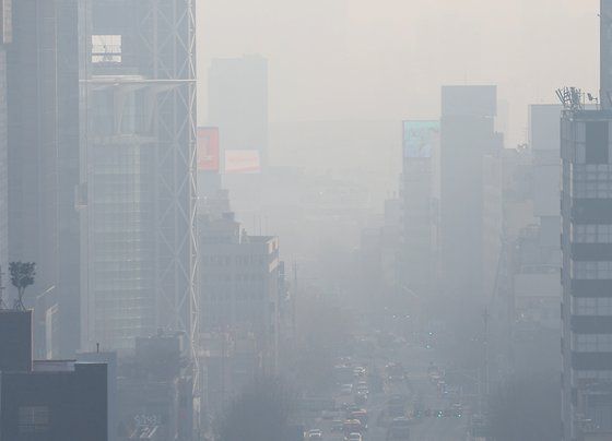 초미세먼지 주의보가 유지된 12일 오전 서울 종로구 일대가 뿌옇게 보이고 있다. 뉴스1