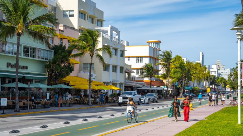 미국에서 인스타그램에 가장 많은 사진이 공유된다는 마이애미 오션드라이브. 파스텔 톤의 아르데코 건축이 줄지어 있는 이곳은 젊은 여행자들로 늘 활기가 넘친다.