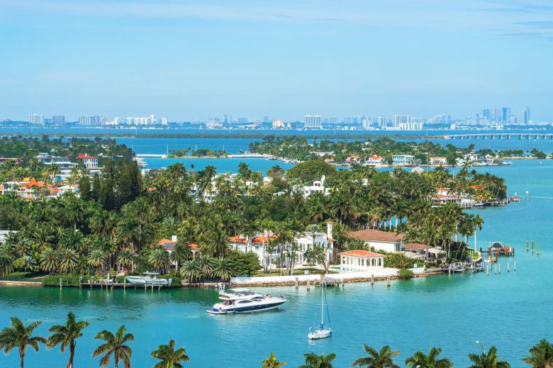 마이애미 비스케인 만의 풍경. 요트 뒤편의 고급 주택 단지가 인공 섬인 팜 아일랜드다.