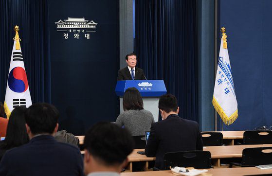 정만호 청와대 국민소통수석이 2020년 12월 16일 오후 춘추관 브리핑룸에서 윤석열 검찰총장의 2개월 정직 징계에 대한 브리핑을 하고 있다. 청와대사진기자단