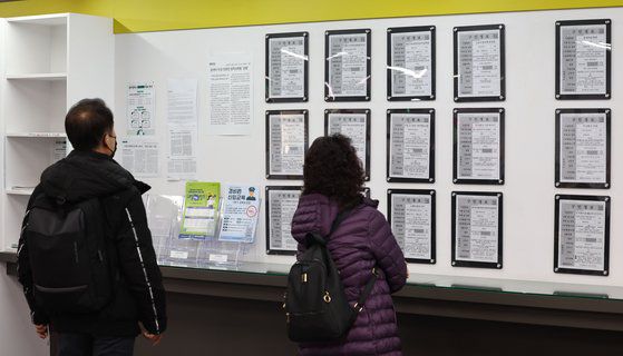 지난 16일 서울 마포구 서울서부고용복지플러스센터에서 구직자들이 일자리정보 게시판을 살펴보고 있다. 연합뉴스