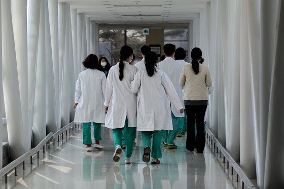 의사단체가 정부의 의과대학 입학정원 확대에 반발하면서 '총파업' 등 집단행동을 준비하는 가운데 서울의 한 대학병원에서 의료진이 이동하고 있다. 연합뉴스
