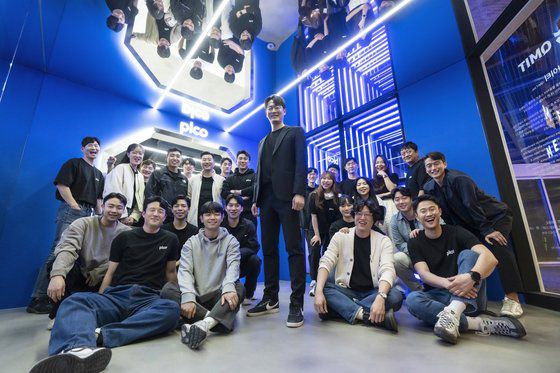 현역 시절 골키퍼로 K리그 무대를 누빈 이상기 QMIT 대표(가운데)는 은퇴 이후 IT 사업가로 변신해 운동선수 후배들의 경기력 향상을 돕고 있다. 이 대표는 엘리트 선수 출신이 운동 이외의 분야에 도전해 성공을 거둔 우수 사례다. [사진 QMIT]