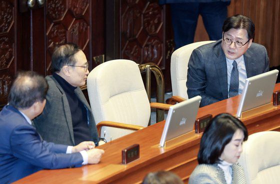 홍익표 더불어민주당 원내대표가 19일 오후 국회 본회의장에서 홍영표 의원과 대화하고 있다. 김성룡 기자