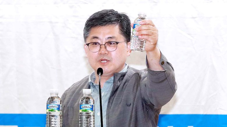 함운경 민주화운동동지회장. 사진은 함 회장이 지난해 6월 28일 서울 여의도 국회 의원회관에서 열린 국민의힘 국민공감 열한번째 공부모임에서 ‘후쿠시마 원전 처리수를 둘러싼 과학과 괴담의 싸움-어민과 수산업계의 절규를 듣다’라는 주제의 강연을 하고 있다. 함 회장은 현재 고향인 전북 군산에서 횟집 ‘네모선장’을 운영하고 있다. 뉴스1