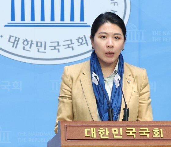 신현영 더불어민주당 의원이 7일 서울 여의도 국회 소통관에서 정부의 의대 정원 확대 관련 비판 기자회견을 하고 있다. 뉴스1