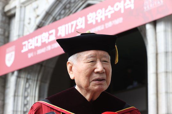 이중근 부영그룹 회장이 23일 오전 서울 성북구 고려대학교에서 열린 '제117회 학위수여식'에서 취재진의 질문에 답하고 있다. 연합뉴스