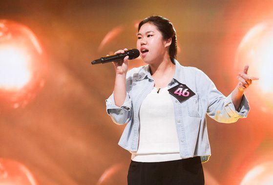 자신을 '산골 가수'라 소개한 신해솔은 중학교 2학년 때 가수 현진영에게 발탁돼 혹독한 보컬트레이닝을 받았다. '싱어게인3'에서 최종 4위에 올랐다. 사진 SLL