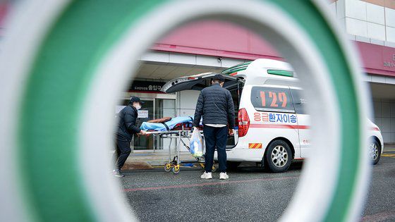 의대 증원을 두고 의료공백이 심화하고 있다. 25일 대전의 한 대학병원 응급실 앞에서 구급대원이 환자를 이송하기 위해 구급차에 태우고 있다.프리랜서 김성태