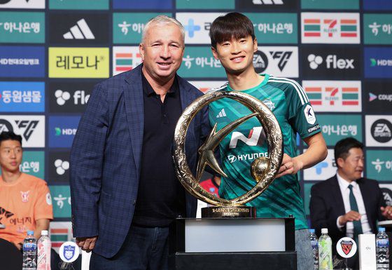 울산의 3연패를 저지하고 우승에 도전하는 페트레스쿠 감독(왼쪽). 연합뉴스