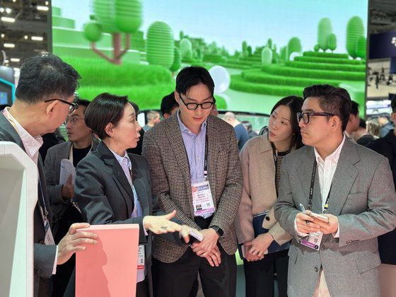 구지은 아워홈 부회장이 지난 1월 미국 라스베이거스에서 열린 가전·IT 전시회 'CES 2024'를 찾아 푸드테크 관련 기업들 부스를 돌아보고 있다. 사진 아워홈