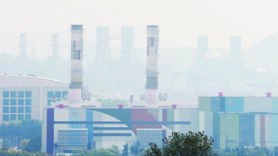 인천시 서구 경인아라뱃길에서 바라본 서구지역 발전소 모습. 연합뉴스