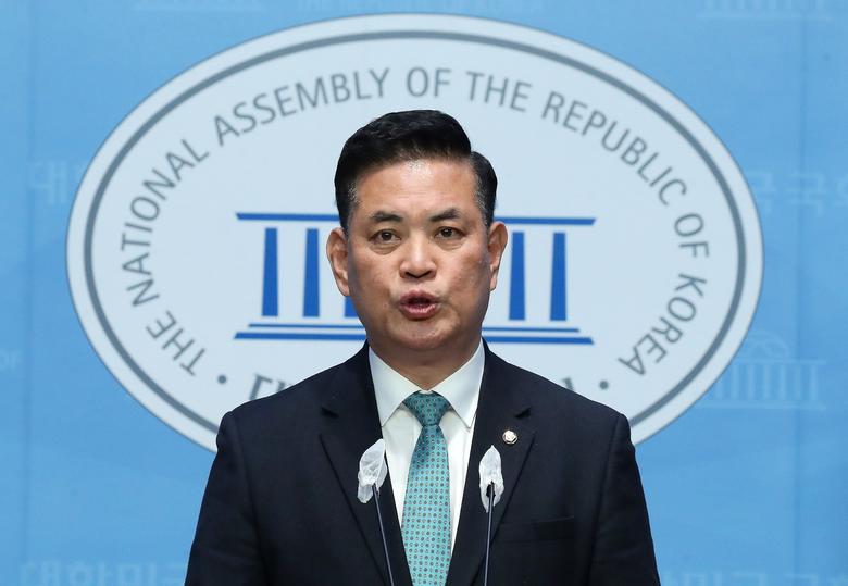 이상헌 더불어민주당 의원이 27일 서울 여의도 국회 소통관에서 기자회견을 열고 윤종오 진보당 후보에게 경선을 통한 단일화를 촉구하고 있다. 뉴스1