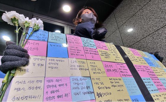 지난해 '교권 침해' 논란을 촉발한 서울 서이초등학교 교사 사망과 관련해 지난 21일 한 교사가 서이초 교사의 순직 인정을 촉구하는 1인 시위를 벌이고 있다. 연합뉴스