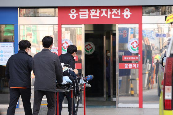 광주 동구 전남대병원 응급실 앞에서 119 구급대가 위급환자를 이송하고 있다. 연합뉴스