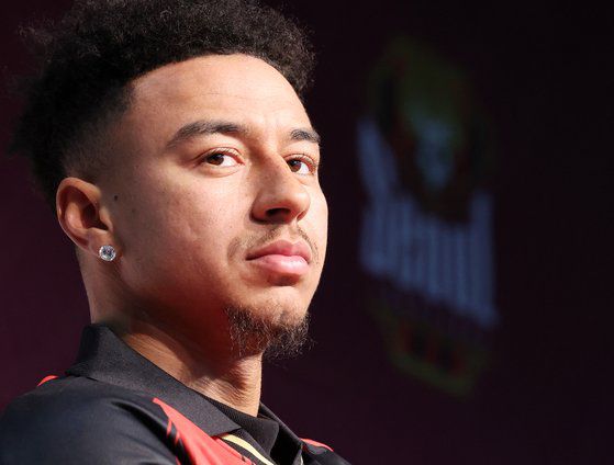 FC 서울의 제시 린가드가 지난달 8일 서울 마포구 서울월드컵경기장에서 열린 입단 기자회견에서 질문을 듣는 모습. 뉴스1