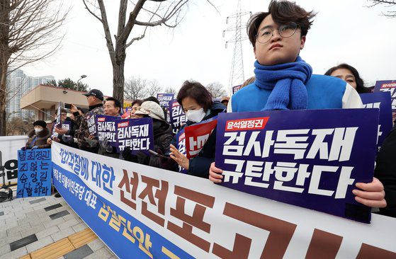 송영길 전 더불어민주당 대표의 지지자 등으로 구성된 송영길 검찰탄압 저지 비상대책위원회 회원들이 지난해 12월 29일 송 전 대표가 수감된 경기도 의왕시 서울구치소 앞에서 기자회견을 열고 검찰의 탄압을 규탄하고 있다. 뉴스1