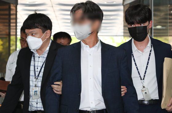 더불어민주당 전당대회 '돈봉투' 의혹의 핵심 피고인으로 지목된 송영길 전 대표의 전직 보좌관 박용수 씨가 지난해 7월 3일 서울 서초구 서울중앙지방법원에서 열린 구속 전 피의자심문(영장실질심사)에 출석하고 있다. 뉴스1