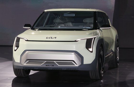지난해 10월 열린 '기아 EV 데이' 행사에서 공개한 전기차 EV3 콘셉트. 기아는 올해 저가 전기차인 EV3를 출시할 예정이다. 연합뉴스