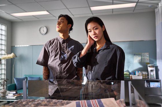 영화 '파묘'는 거액의 돈을 받고 수상한 묘를 이장한 풍수사와 장의사, 무속인들에게 벌어지는 기이한 사건을 담은 오컬트 미스터리를 그렸다. 사진 쇼박스