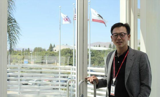 2021년부터 미주법인을 총괄하다 올해 사장으로 승진하며 AI 인프라 조직 수장까지 겸하게 된 김주선 SK하이닉스 사장. 미주법인을 계속 이끌면서 GSM(Global Sales & Marketing) 담당을 겸한다. 글로벌 AI 시장을 진두지휘하는 총책임자이기도 하다. 사진은 2021년 김 사장이 SK하이닉스 미주법인에서 포즈를 취한 모습. 사진 SK하이닉스