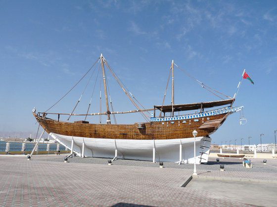 수마트라섬과 보르네오섬 사이 벨리퉁섬 연안에서 1998년 발견된 아라비아 배는 희대의 보물선으로 판명되었다. 830년경 중국에서 아라비아로 돌아가는 길에 침몰한 것으로 추정되는 이 배의 유적에서 발견된 6만여 점의 유물은 당시의 교역 상황을 알려주는 중요한 자료가 되었다. 사진과 같은 모양의 이 배는(약 18미터 길이) 못을 쓰지 않는 ‘돌기 엮기’ 조선술로 건조된 것이어서 그 조선술이 널리 전파되어 있던 사실을 보여준다.