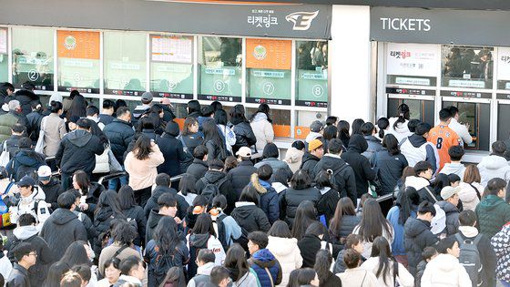 프로야구 한화 이글스가 9일 오후 대전 한화생명이글스파크에서 열린 삼성 라이온즈와의 시범경기 개막전에서 뜨거운 만원 관중을 기록한 가운데 이날 야구장을 찾은 한화 팬들이 입장권을 구매하기위해 길게 줄 서 있다. 최근 메이저리그를 마치고 12년만에 친정 한화에 복귀한 코리안 몬스터 류현진 효과로 분석된 이날 시범경기 매진 달성은 지난 2015년 3월 8일 이후 9년 만이다. 프리랜서 김성태