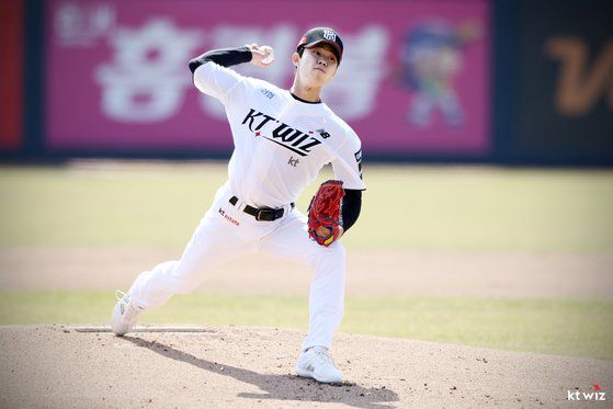 KT 신인 투수 원상현이 10일 수원케이티위즈파크에서 열린 LG와의 시범경기에서 역투하고 있다. 사진 KT 위즈