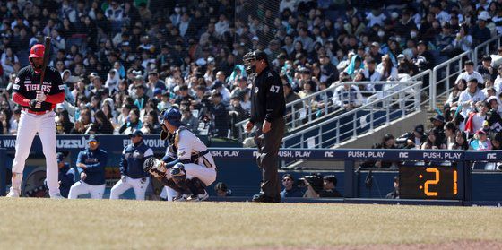 10일 프로야구 KIA 타이거즈와 NC 다이노스의 시범경기가 열린 창원NC파크에 설치된 피치 클락. 투수는 주자가 있을 때 23초, 없을 때 18초 이내로 투구해야 한다. [연합뉴스]