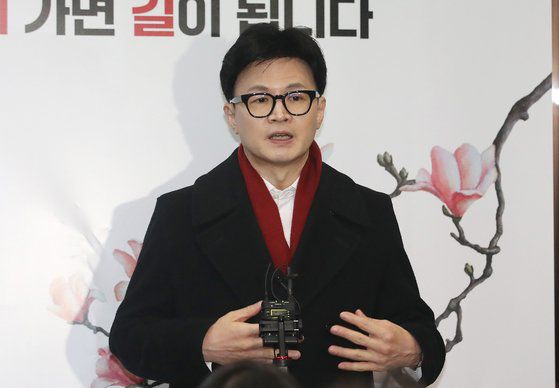 한동훈 국민의힘 비상대책위원장이 11일 오전 서울 여의도 중앙당사로 출근하며 취채진의 질문에 답하고 있다. 뉴스1